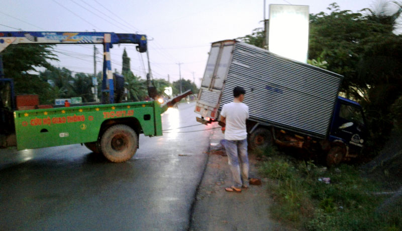 Va quẹt giao thông, xe tải trật lề lao dốc Xe cứu hộ giao thông kéo xe tải bị tuột dốc. Ảnh: H. Đức