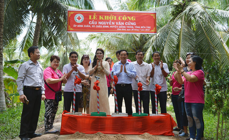 Phó bí thư Tỉnh ủy Trần Ngọc Tam (giữa) cùng nhà tài trợ thực hiện nghi thức khởi công.