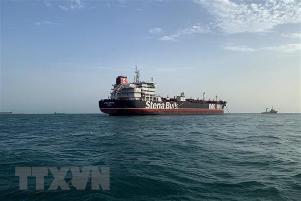 Tàu chở dầu Stena Impero treo cờ Anh ở gần Eo biển Hormuz ngày 21-7-2019. Nguồn: THX/TTXVN