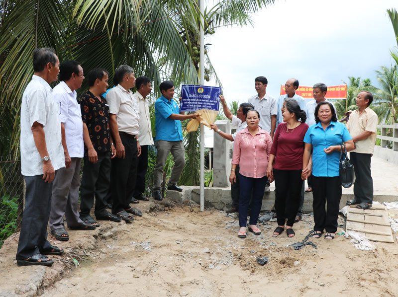 Các đại biểu mở biển lưu niệm công trình đường liên xã Bình Hòa - Châu Hòa