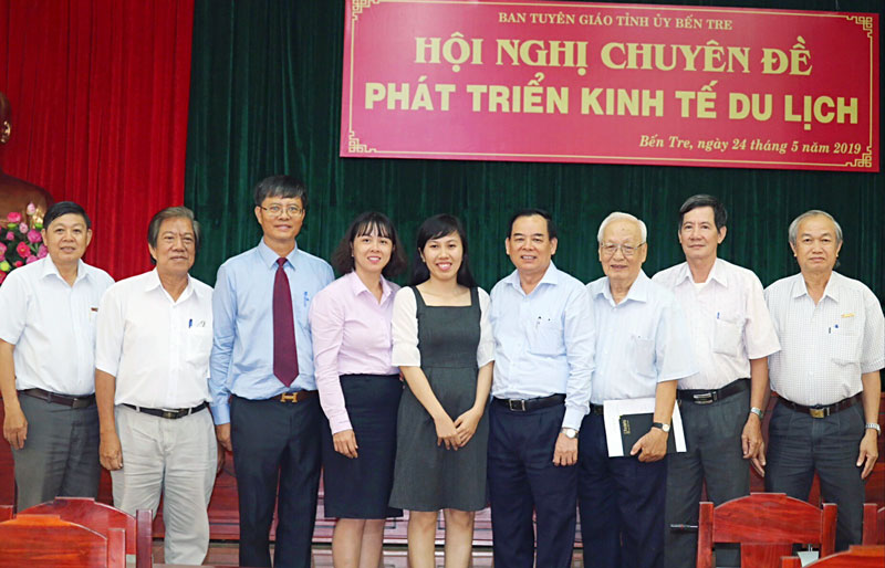 Phó bí thư Tỉnh ủy Trần Ngọc Tam (thứ 3, phải sang) cùng các đại biểu dự hội nghị chuyên đề phát triển kinh tế du lịch do Ban Tuyên giáo Tỉnh ủy tổ chức. Ảnh: BTG