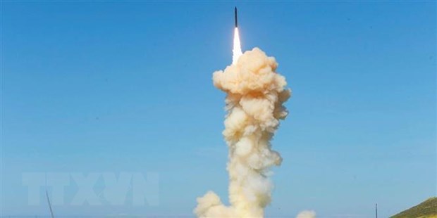 Nga cáo buộc Mỹ âm mưu rút khỏi hiệp ước cấm thử hạt nhân toàn diện Hệ thống phòng thủ tên lửa đạn đạo của Mỹ được phóng thử nghiệm tại căn cứ không quân Vandenberg, bang California tháng 5-2017. Ảnh tư liệu: REUTERS/TTXVN