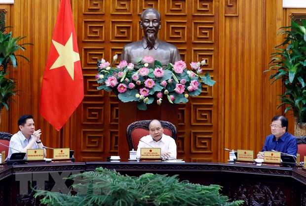 Thủ tướng Nguyễn Xuân Phúc cùng đại diện các bộ, ngành làm việc với tỉnh Tiền Giang nhằm tìm giải pháp tháo gỡ khó khăn cho dự án đường cao tốc Trung Lương-Mỹ Thuận. (Ảnh: Thống Nhất/TTXVN)