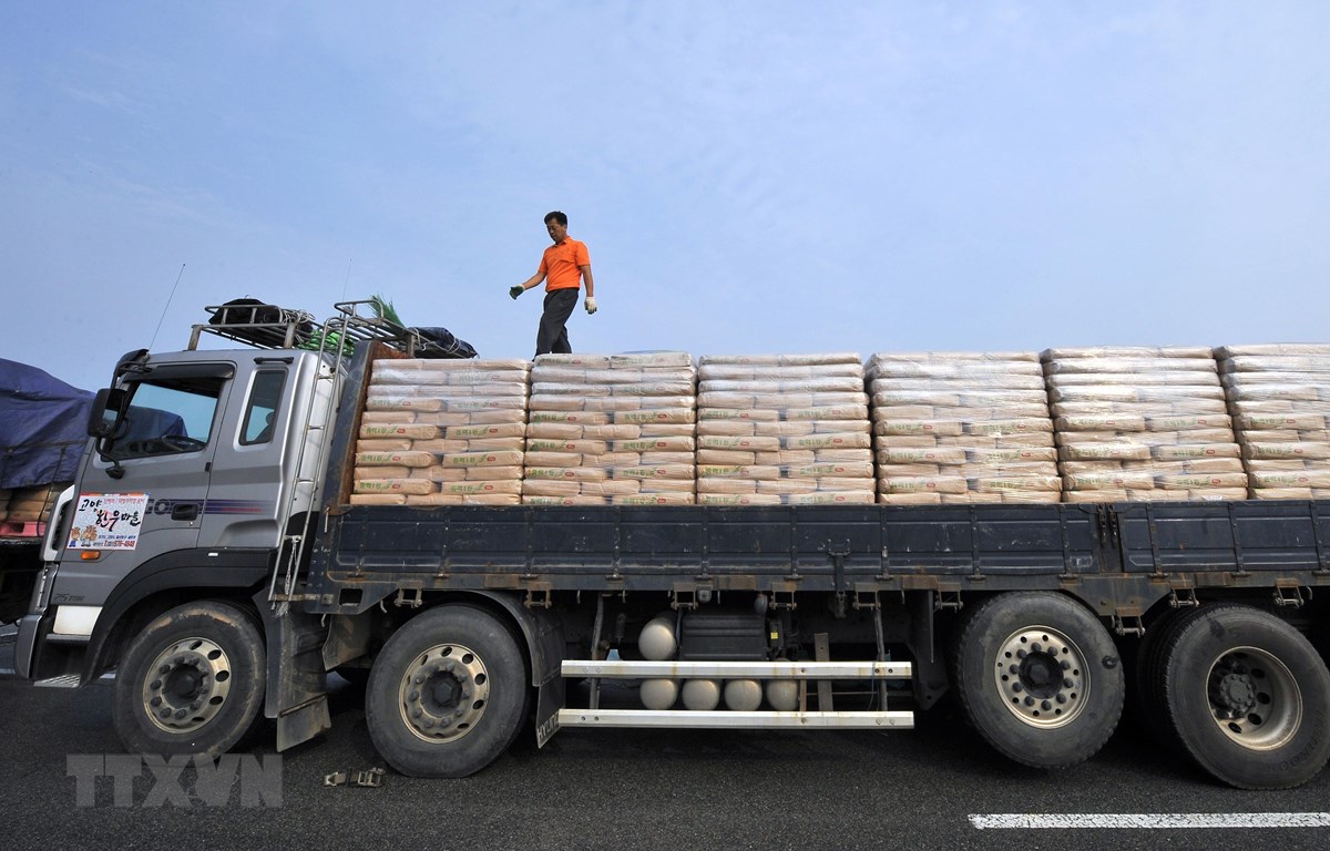 Xe tải của Hàn Quốc chở bột mì viện trợ cho Triều Tiên ngày 26-7-2011. (Ảnh: AFP/TTXVN)