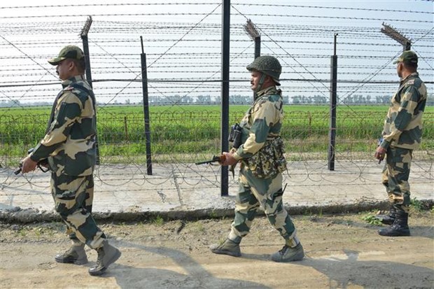 Lực lượng an ninh biên giới Ấn Độ tuần tra tại khu vực ngoại ô Amritsar, biên giới Ấn Độ - Pakistan. Nguồn: AFP/TTXVN