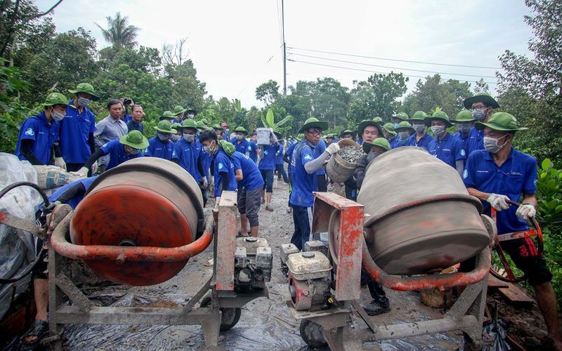 Thanh niên tình nguyện thi công công trình giao thông ở xã Hòa Nghĩa (Chợ Lách). Ảnh: P. Tuyết