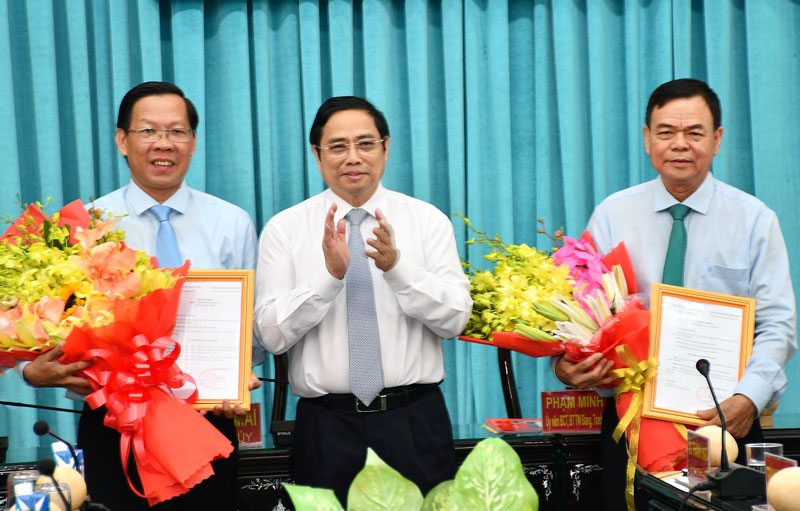 Đồng chí Phạm Minh Chính trao Quyết định nghỉ hưu cho đồng chí Võ Thành Hạo (bìa phải) và Quyết định chuẩn y giữ chức Bí thư Tỉnh ủy cho đồng chí Phan Văn Mãi (bìa trái)