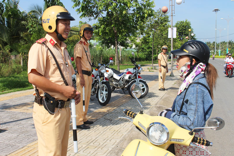 Cảnh sát giao thông Công an TP. Bến Tre kiểm tra an toàn giao thông đường bộ