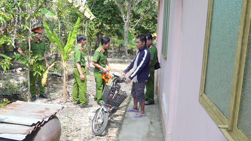 Báo động tình trạng giết người trong thân tộc Khám nghiệm hiện trường vụ án giết người tại xã Tân Phú Tây, huyện Mỏ Cày Bắc.