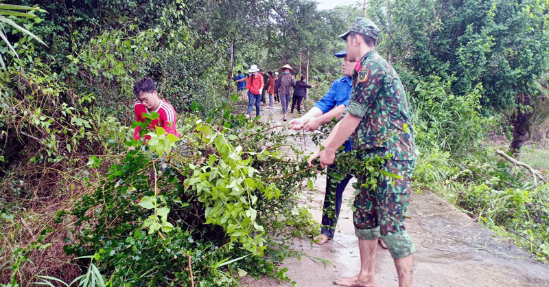 Người dân và đoàn viên, thanh niên phát quang, khai thông dòng chảy kênh Cây Cui, ấp Phú Hữu, xã Phú Hưng, TP. Bến Tre. Ảnh: CTV