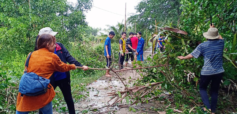 Người dân và đoàn viên, thanh niên ấp Phú Hữu, xã Phú Hưng, TP. Bến Tre tham gia Ngày Chủ nhật nông thôn mới. Ảnh: CTV