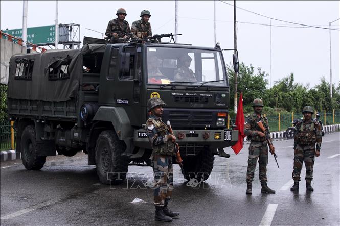 Binh sĩ Ấn Độ gác tại một tuyến phố ở Jammu ngày 5-8-2019. Ảnh: AFP/TTXVN