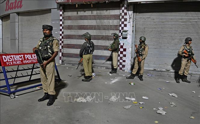 Binh sĩ Ấn Độ gác tại khu vực Maisuma, Srinagar, ngày 4-8-2019. Ảnh: AFP/TTXVN