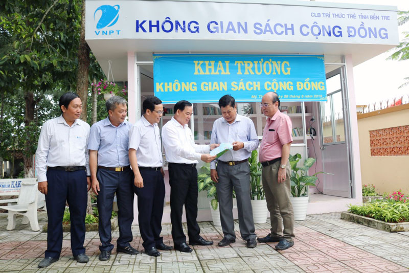 Phó bí thư Thường trực Tỉnh ủy Trần Ngọc Tam dự lễ khánh thành “Không gian sách cộng đồng”. Ảnh: Minh Bằng