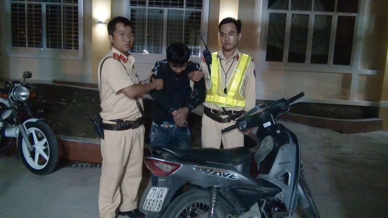 Lực lượng Cảnh sát giao thông bắt giữ đối tượng cùng tang vật.