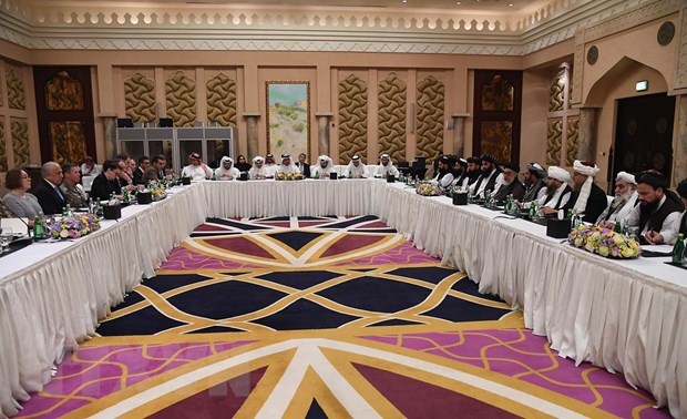 Thủ lĩnh Taliban cáo buộc Mỹ gây hoài nghi về thỏa thuận Phái đoàn Mỹ (trái) và phái đoàn Taliban (phải) tại cuộc đàm phán hòa bình ở Doha, Qatar, ngày 26-2. (Nguồn: AFP/TTXVN)