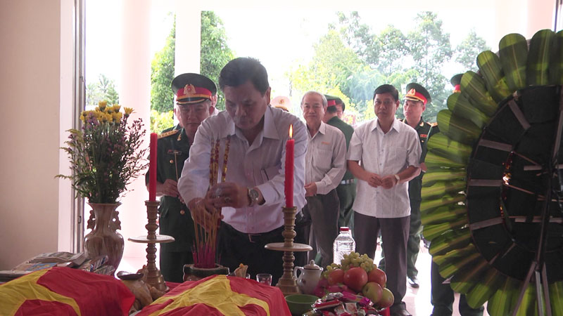 Lãnh đạo tỉnh, huyện niệm hương