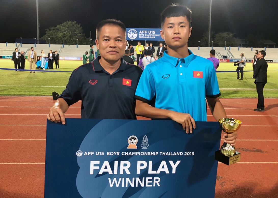 Trưởng đoàn Lưu Quang Điện Biên và đội trưởng Đỗ Văn Chí đại diện cho ĐT U15 Việt Nam nhận Giải thưởng Fair-play