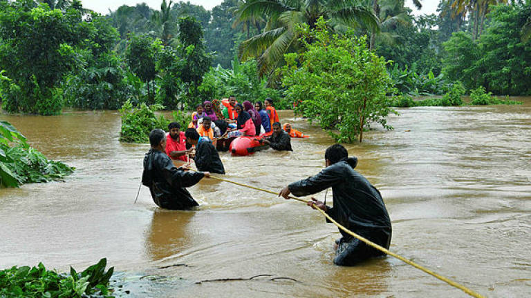 Nhân viên cứu hộ sơ tán các gia đình bị ảnh hưởng bởi lũ lụt tại Eloor, thuộc quận Ernakulam, thuộc bang Kerala, Ấn Độ vào ngày 9-8. Ảnh: AFP