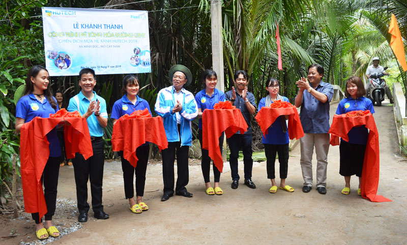 Khánh thành các công trình tình nguyện tại xã Minh Đức và Tân Trung Khánh thành đường bê tông tại xã Minh Đức