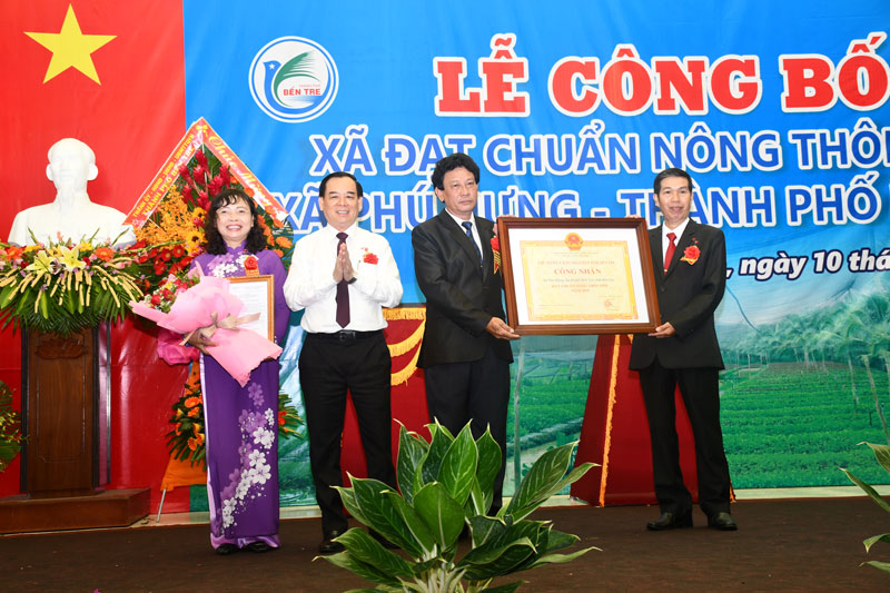 Phó bí thư Thường trực Tỉnh ủy Trần Ngọc Tam trao bằng công nhận nông thôn mới cho lãnh đạo xã Phú Hưng