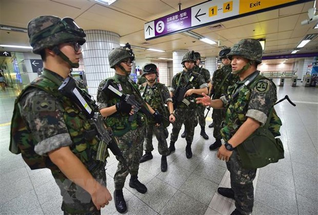 Binh sỹ Hàn Quốc tham gia cuộc tập trận tại nhà ga ở Seoul. (Ảnh: AFP/TTXVN)