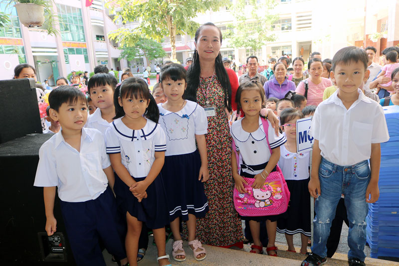 Học sinh lớp 1 năm học 2019-2020 của Trường Tiểu học Bến Tre trong ngày Toàn dân đưa trẻ đến trường. Ảnh: P. Hân