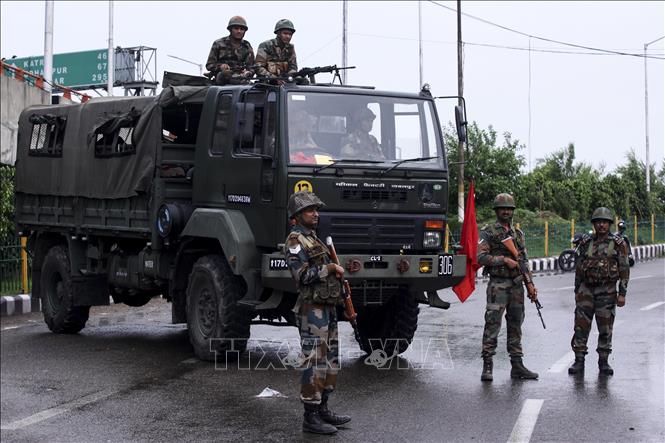  Binh sĩ Ấn Độ gác tại một tuyến phố ở Jammu ngày 5-8-2019. Ảnh: AFP/TTXVN