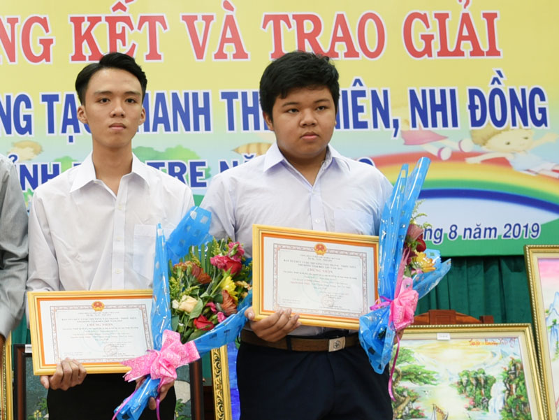 Thiết bị hỗ trợ người lái xe mô tô Em Lê Đăng Quang (bên phải) và em Nguyễn Quốc Thiện. Ảnh: T. Đồng