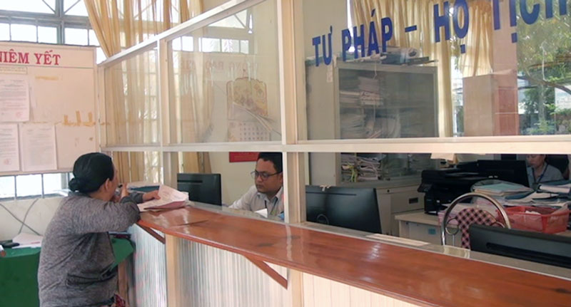 Giải quyết thủ tục hành chính cho người dân tại bộ phận 1 cửa xã Bình Phú.