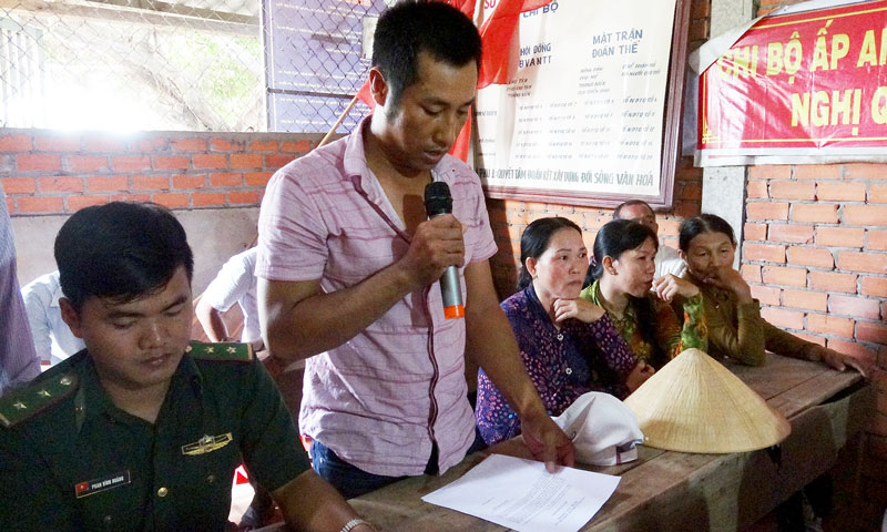 Đối tượng đưa người và phương tiện khai thác thủy sản vi phạm vùng biển nước ngoài tại buổi kiểm điểm.