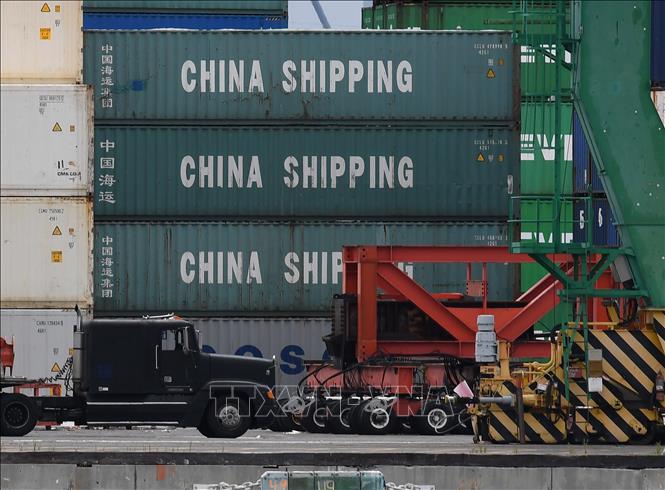 Mỹ lùi thời điểm áp thuế mới đối với hàng hóa điện tử Trung Quốc Các container hàng hóa được bốc dỡ tại cảng Long Beach, Los Angeles, California, Mỹ, ngày 10-5-2019. Ảnh: AFP/TTXVN