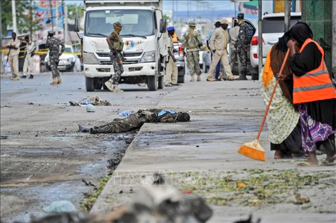 Binh sĩ Somalia điều tra tại hiện trường vụ đánh bom liều chết do phiến quân Al Shabab tiến hành tại thủ đô Mogadishu. Ảnh: AFP/TTXVN