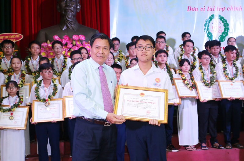 Trao giải thưởng Trương Vĩnh Ký năm học 2018-2019 Phó chủ tịch UBND tỉnh Nguyễn Hữu Lập tặng giấy khen cho học sinh nhận giải nhất Giải thưởng Trương Vĩnh Ký.