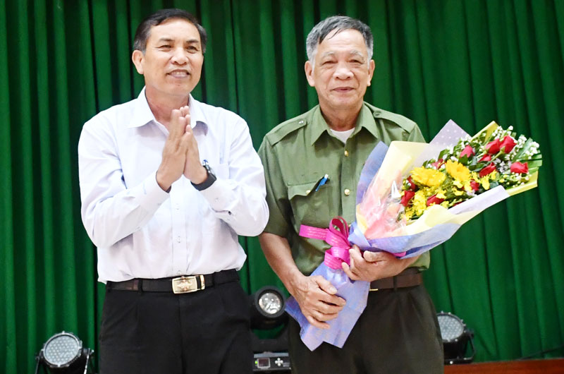 Chủ tịch UBND tỉnh Cao Văn Trọng trao hoa cho cán bộ ngành công an về hưu.