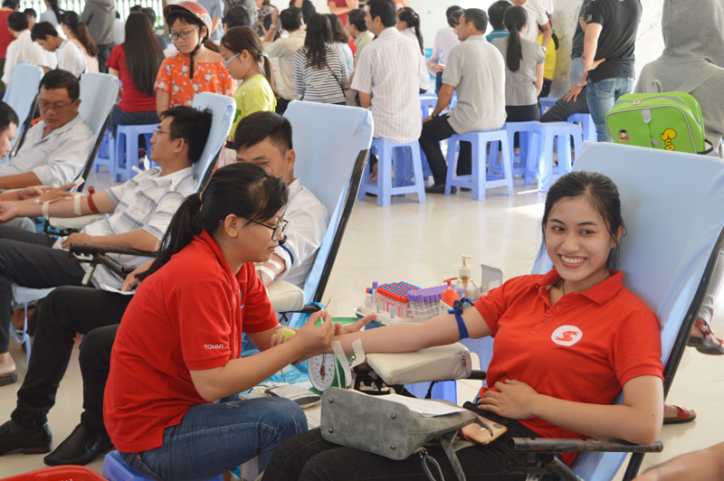 Đông đảo công nhân, viên chức lao động đến tham gia hiến máu tình nguyện