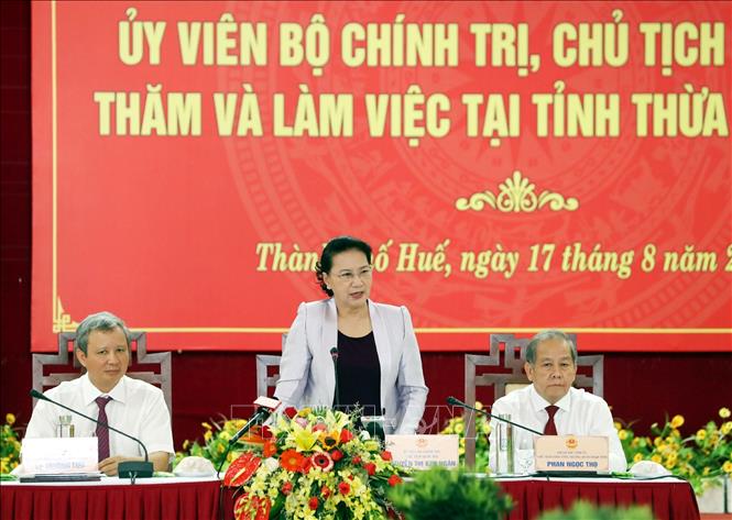 Chủ tịch Quốc hội Nguyễn Thị Kim Ngân làm việc với lãnh đạo chủ chốt của tỉnh Thừa Thiên Huế. Ảnh: Trọng Đức/TTXVN