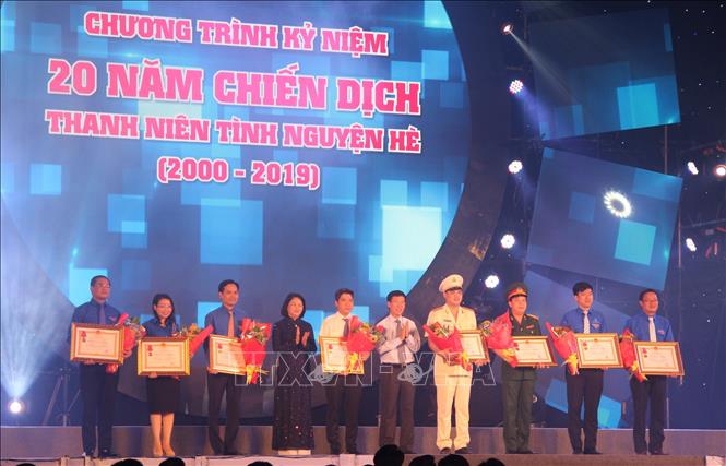 Trưởng Ban Tuyên giáo Trung ương Võ Văn Thưởng và Phó chủ tịch nước Đặng Thị Ngọc Thịnh trao tặng Huân chương Lao động hạng Ba của Chủ tịch nước cho 8 tập thể.