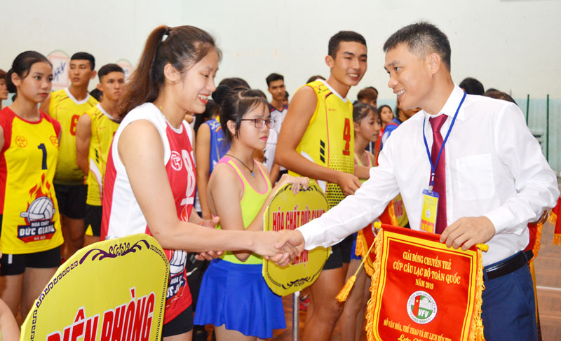 Khai mạc Giải bóng chuyền trẻ Cúp các câu lạc bộ toàn quốc 2019 Ông Lê Trí Trường - Tổng Thư ký Liên đoàn Bóng chuyền Việt Nam trao cờ lưu niệm cho các đội bóng.