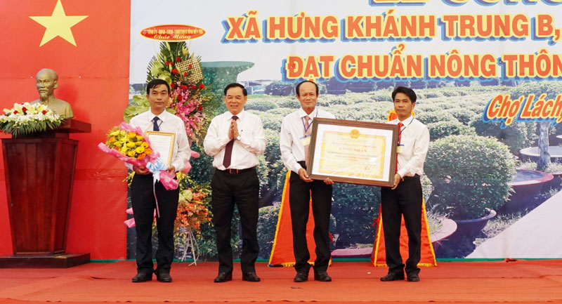 Phó bí thư Tỉnh ủy Trần Ngọc Tam trao bằng công nhận xã đạt chuẩn NTM cho lãnh đạo xã Hưng Khánh Trung B.