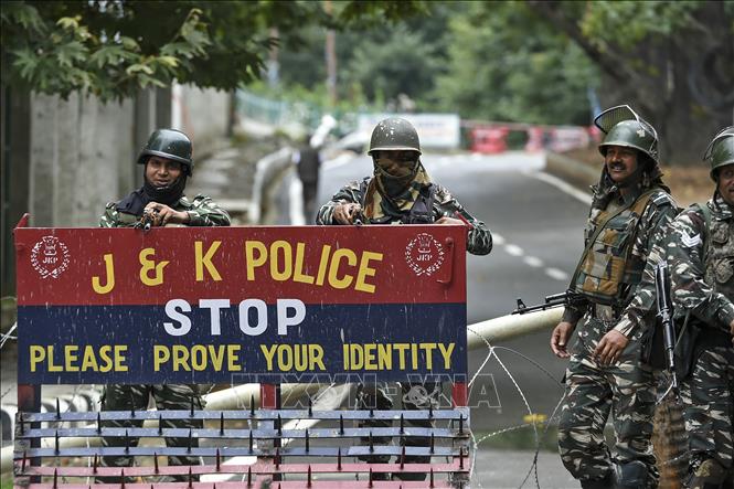 Lực lượng an ninh gác trên một đường phố ở Srinagar, bang Kashmir, Ấn Độ ngày 17-8. Ảnh: AFP/TTXVN