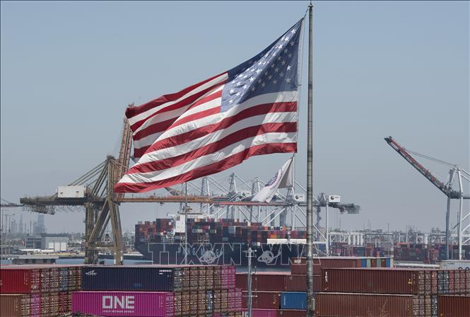 Tàu chở container hàng hóa từ châu Á cập cảng Long Beach, Mỹ ngày 1-8-2019. Ảnh: AFP/TTXVN