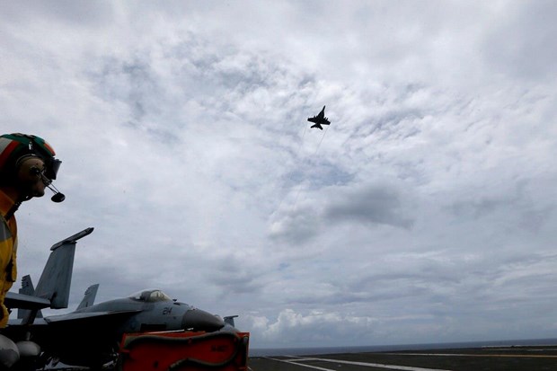 Máy bay chiến đấu Mỹ bay phía trên tàu sân bay trong một đợt tuần tra ở Biển Đông. Ảnh: AP