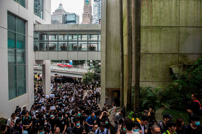 Người biểu tình tuần hành tới Lãnh sự quán Anh ở Hong Kong trong một cuộc biểu tình hồi tháng 6-2019. Ảnh: AFP.