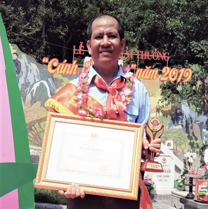 Anh Lê Văn Hiền nhận Giải thưởng “Cánh én hồng” năm 2019 Anh Lê Văn Hiền tại lễ trao giải.