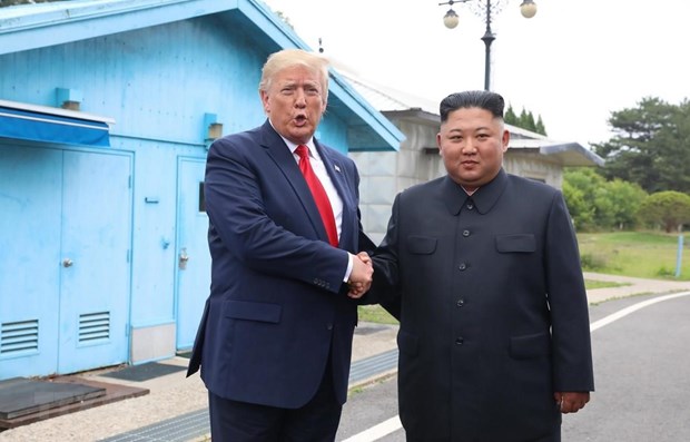 Tổng thống Mỹ Donald Trump (trái) và nhà lãnh đạo Triều Tiên Kim Jong-un tại cuộc gặp ở DMZ ngày 30-6.( Ảnh: THX/TTXVN)