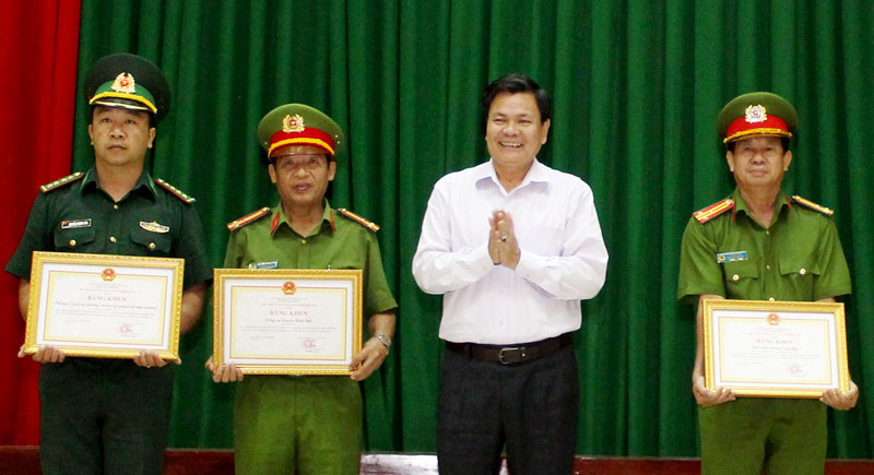 Phó chủ tịch UBND tỉnh Nguyễn Hữu Lập trao bằng khen cho các tập thể.