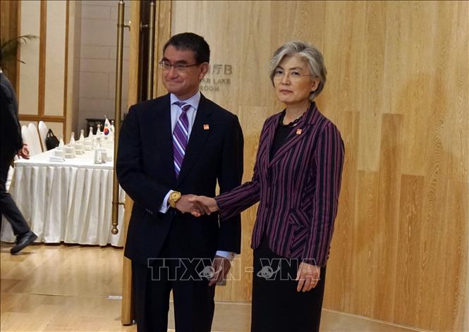 Ngoại trưởng Hàn Quốc Kang Kyung-wha (phải) và Ngoại trưởng Nhật Bản Taro Kono (trái) tại cuộc gặp ở Bắc Kinh, Trung Quốc, ngày 21-8-2019. Ảnh: YONHAP/TTXVN