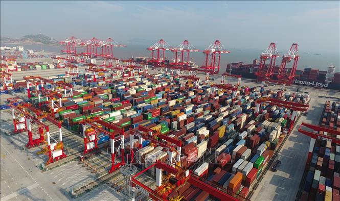 Trung Quốc áp thuế lượng hàng hóa trị giá 75 tỷ USD của Mỹ Hàng hóa được xếp tại cảng ở Thượng Hải, Trung Quốc, ngày 25-7-2019. Ảnh: THX/TTXVN