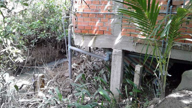 Người dân Tổ 6, 7 ấp Tiên Chánh mong có nguồn nước sạch Sau nhà của ông Nam có nhiều ống nước xả ra mương dẫn nước chung. Ảnh: PV